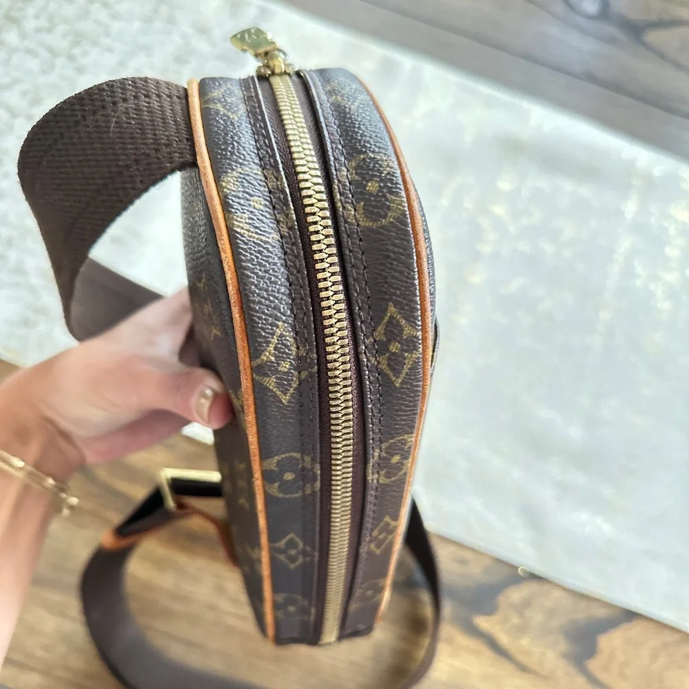 Louis Vuitton Gange Monogram Crossbody - Picture 9 of 16